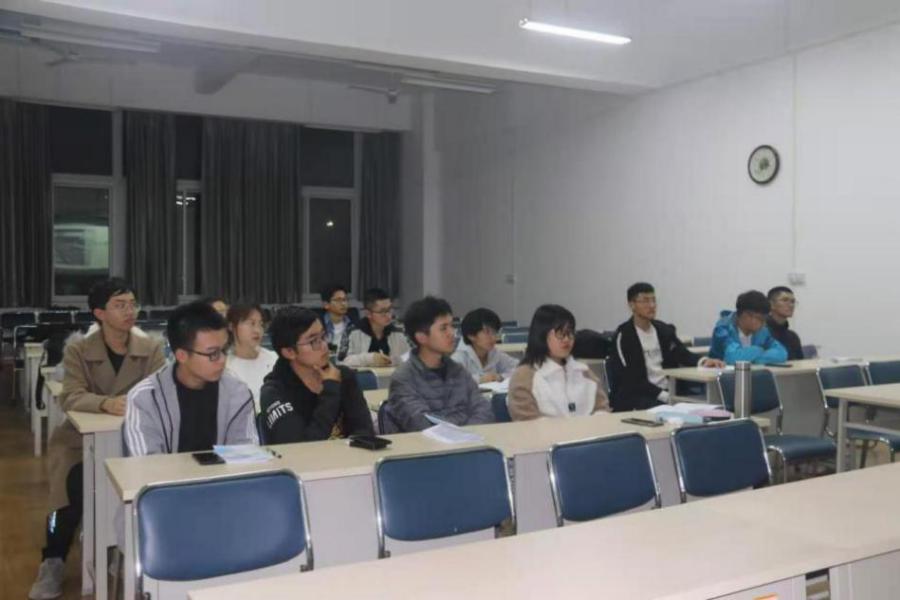 体质测试中心主任马平军副教授给各班体育骨干进行解读和培训 体质测试中心主任马平军副教授给各班体育骨干进行解读和培训