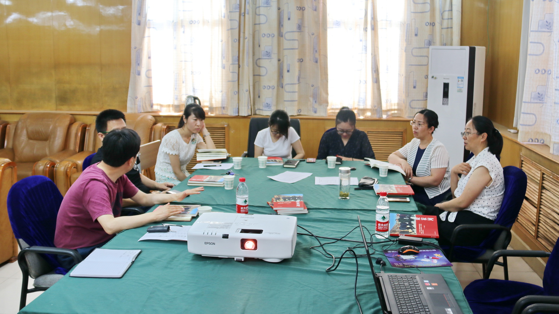 品读《梁家河》学习活动现场(二)