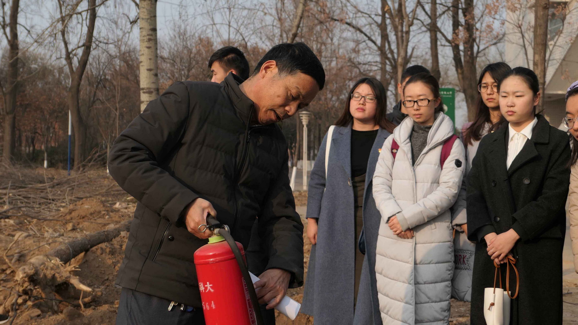 保卫处老师演示灭火器使用步骤