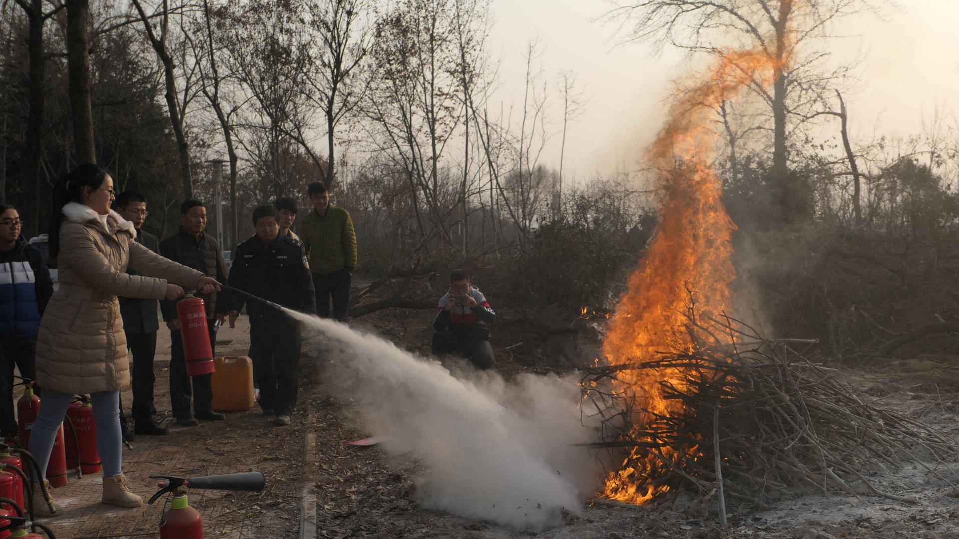 同学们冷静扑灭火焰